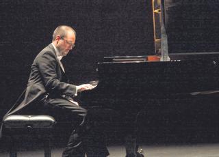 La Sociedad Filarmónica rinde homenaje a Jesús González Alonso