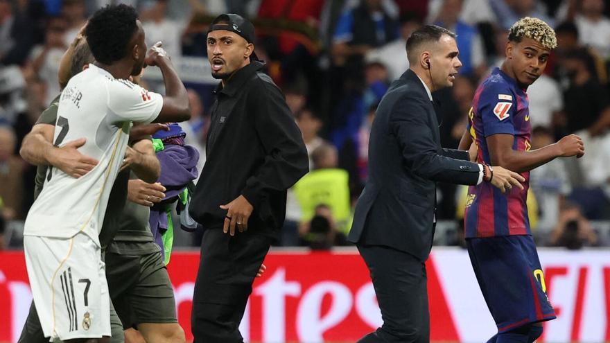 Vinicius increpa a Lamine Yamal al final del partido.