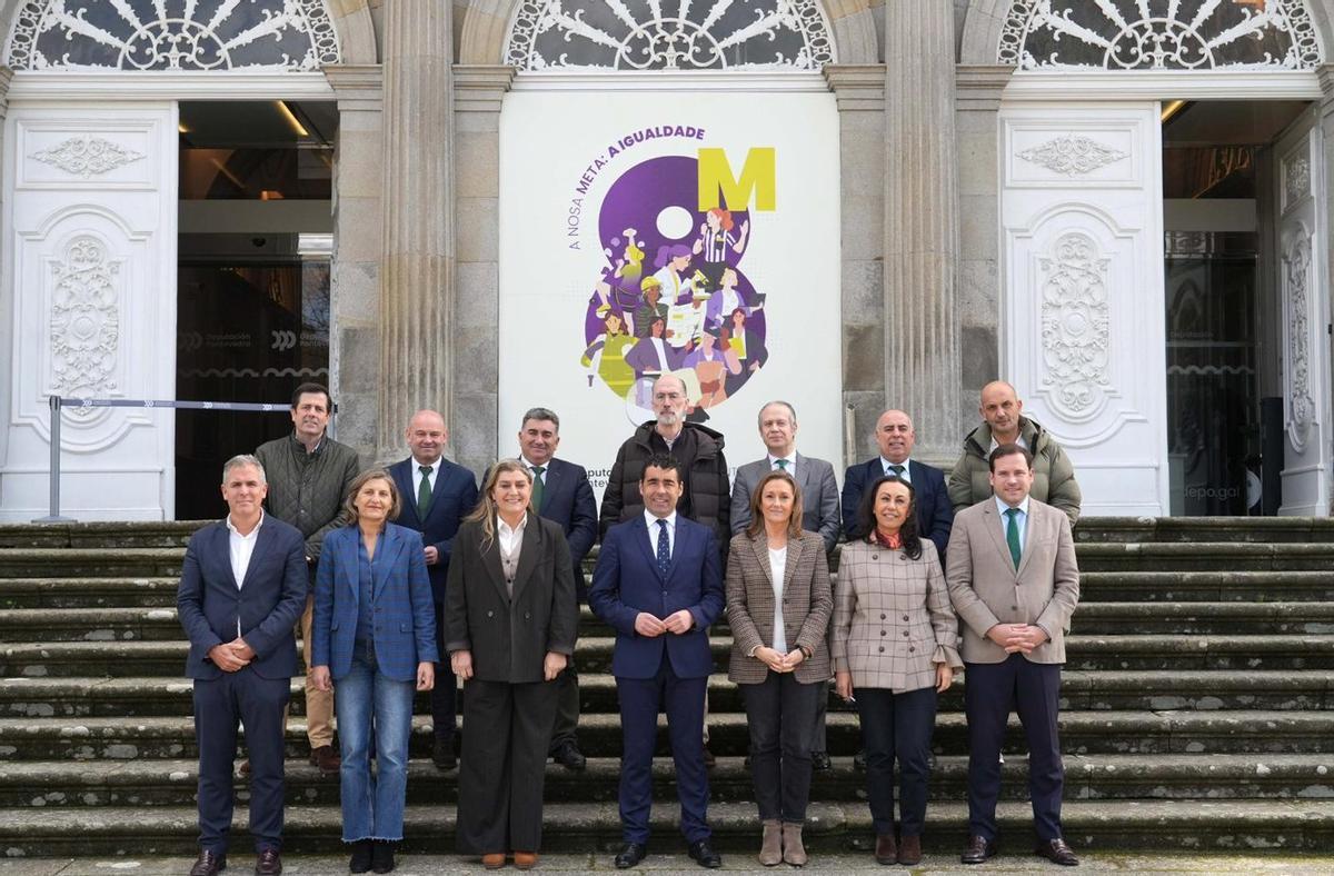 El presidente de la Diputación, Luis López, junto a su equipo de gobierno ante el cartel conmemorativo. | FDV