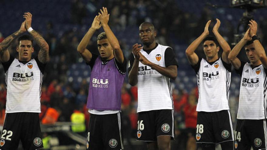 El equipo agradeció el apoyo del medio millar de valencianistas que viajaron a Cornellà.