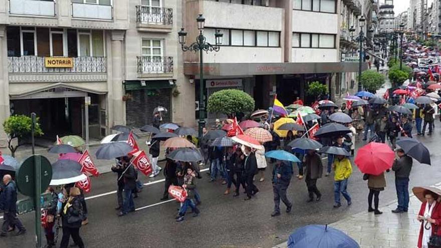 Imagen de la marcha convocada por UGT y CCOO, que partió de Vía Norte hoy a las 11.30 horas. // Marta G. Brea
