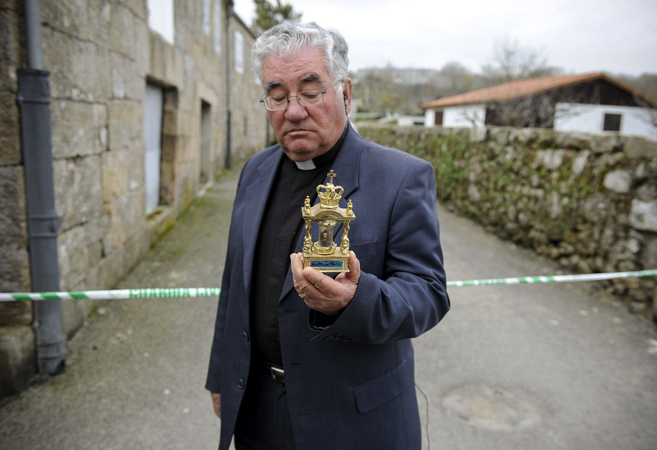 El párroco Antonio Gómez amigo de Don Adolfo con una réplica de la Virxe do Cristal