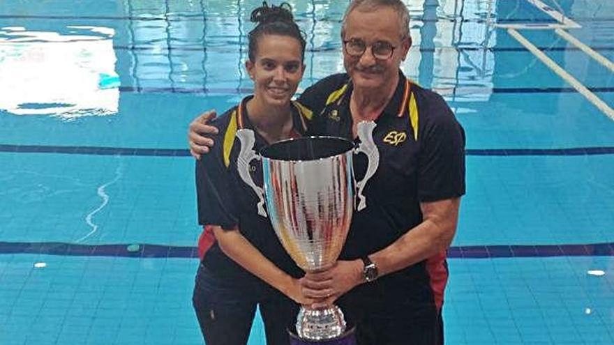 Carla Fargas i Gaspar Ventura amb el trofeu del Campionat d&#039;Europa