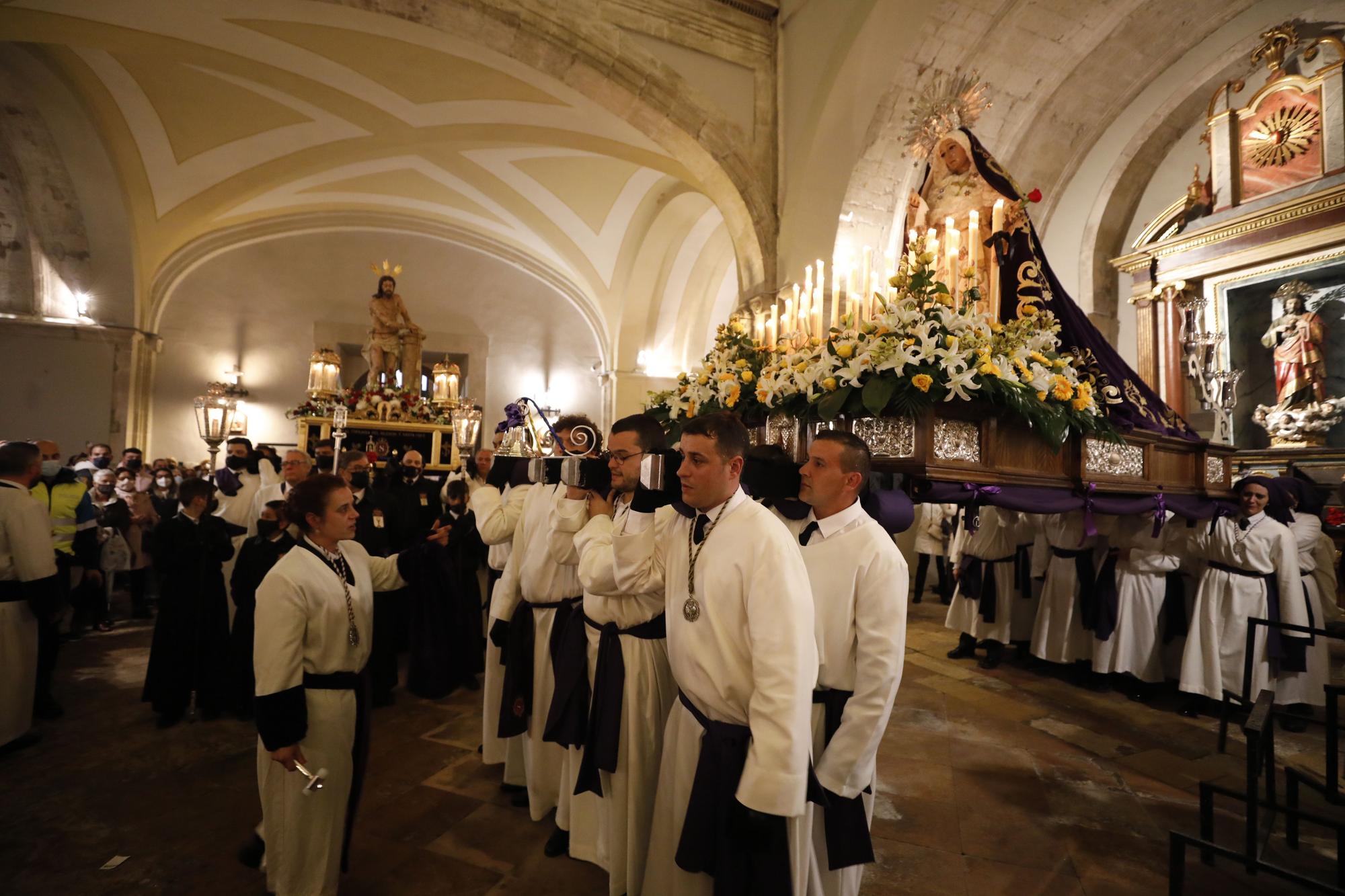 EN IMÁGENES: La lluvia da al traste con la procesión del Silencio en Oviedo, pero no ahoga el fervor cofrade