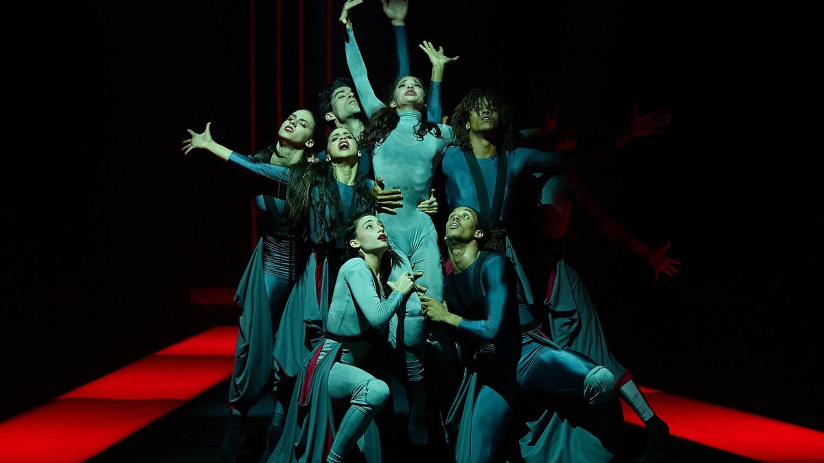 Los bailarines de Acosta Danza en un momento de 'Híbrido'