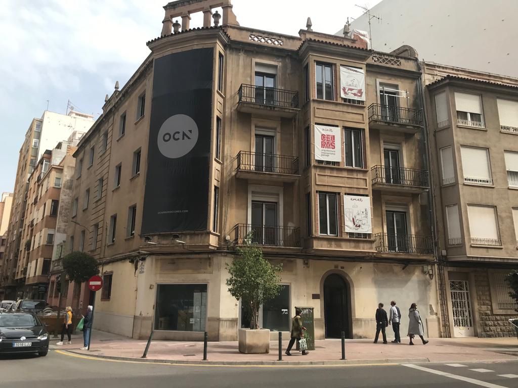 Fachada del edificio, en el que ya han comenzado los trabajos de rehabilitación.