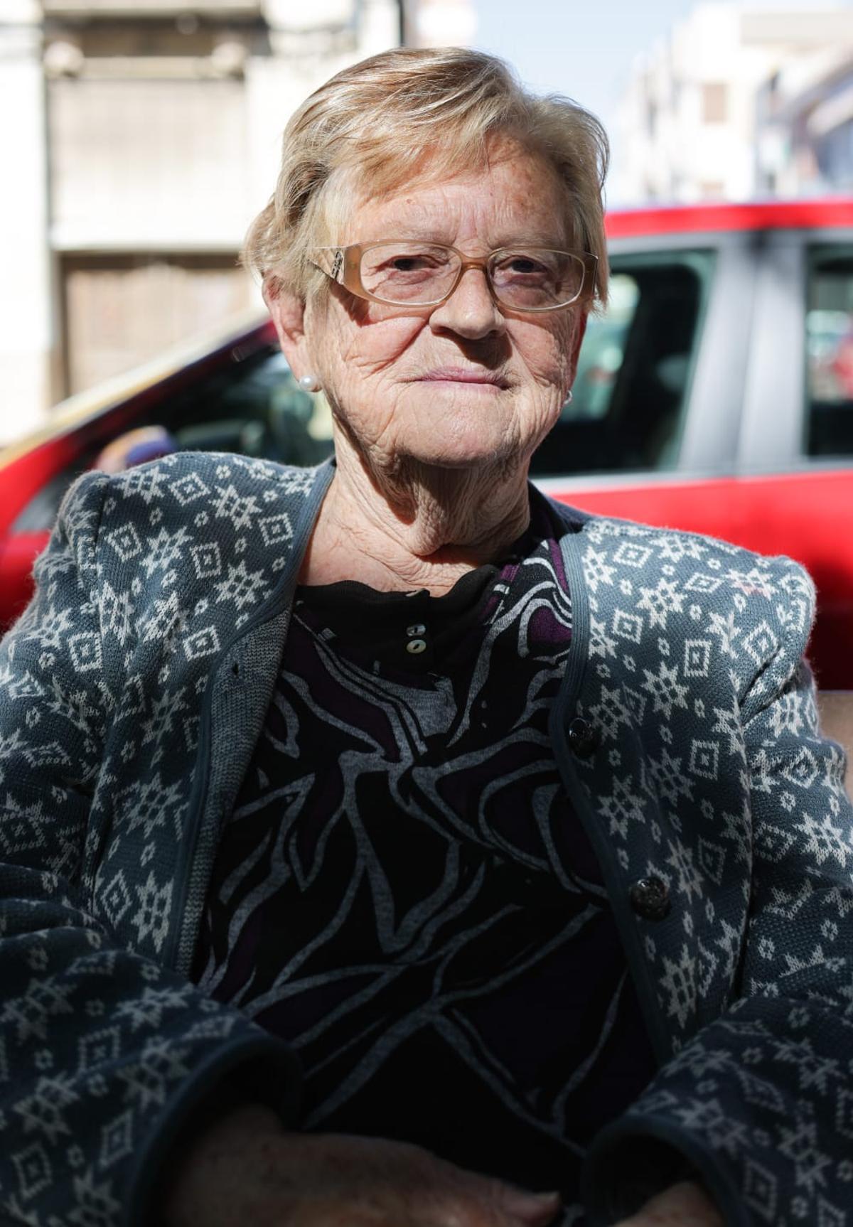 Josefa Hervás descansa en u banco próximo al nuevo bulevar de la N-332.