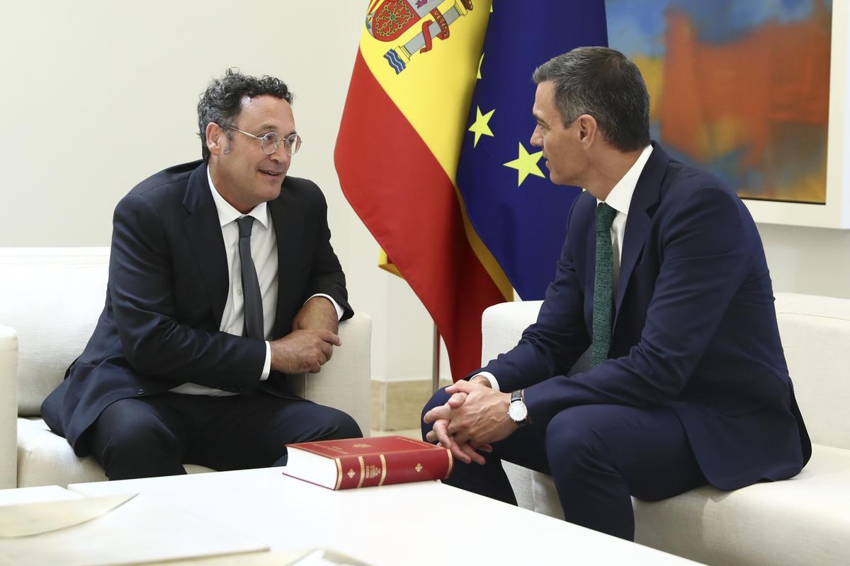 El presidente del Gobierno, Pedro Sánchez, durante un encuentro con el fiscal general del Estado, Álvaro García Ortiz, en la Moncloa.