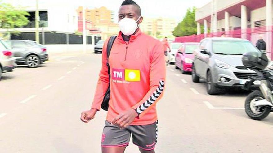 Helibelton Palacios, ayer, saliendo de la Ciudad Deportiva después de su primer entrenamiento.