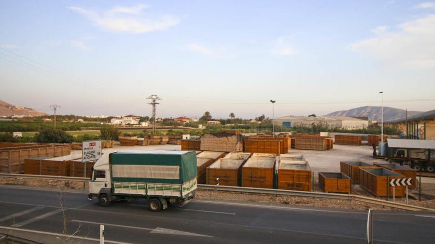 Urbanismo clausura una planta de limpieza de camiones de la basura sin licencia