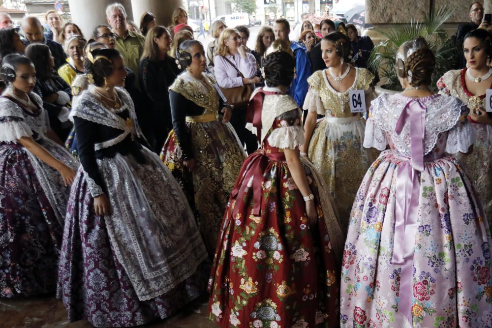 Las aspirantes a fallera mayor conocen el Salón de Cristal