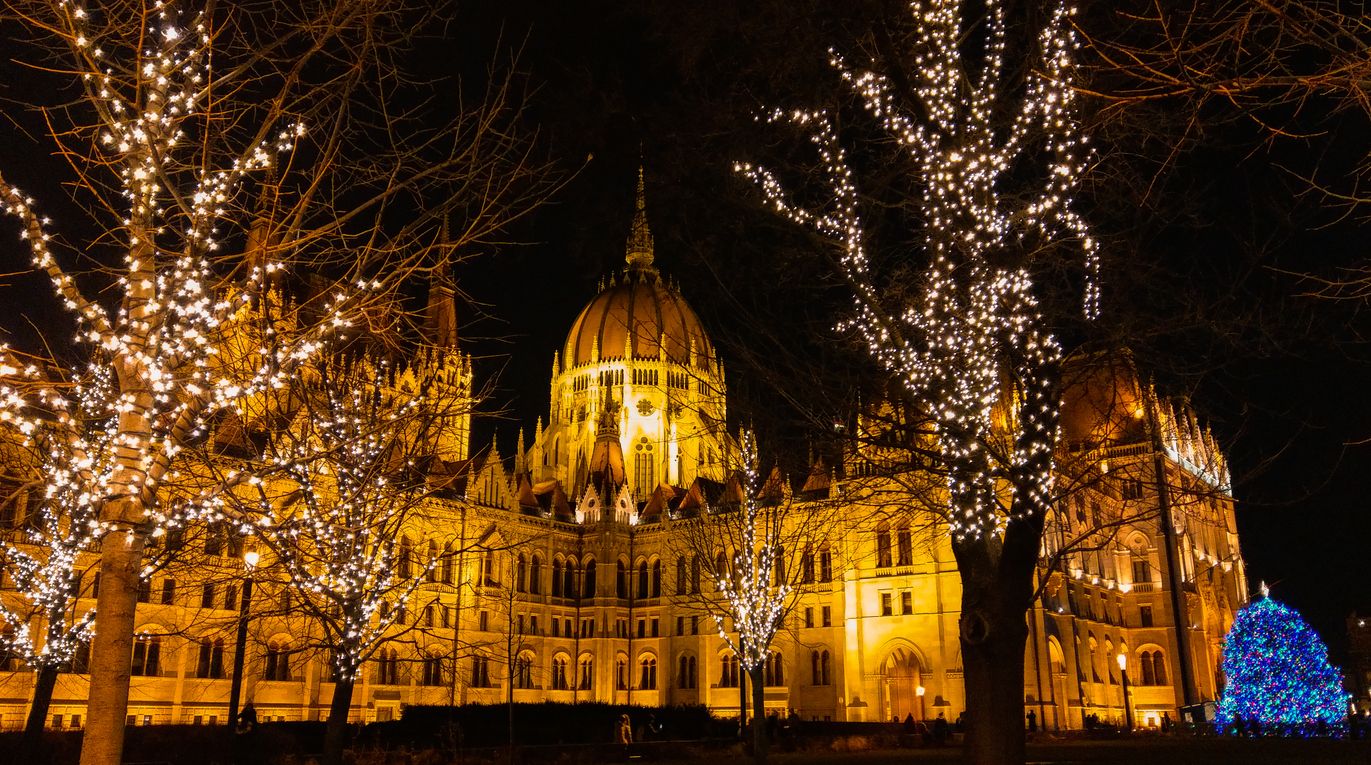 Edificio del Parlamento de Budapest en navidad por la noche.