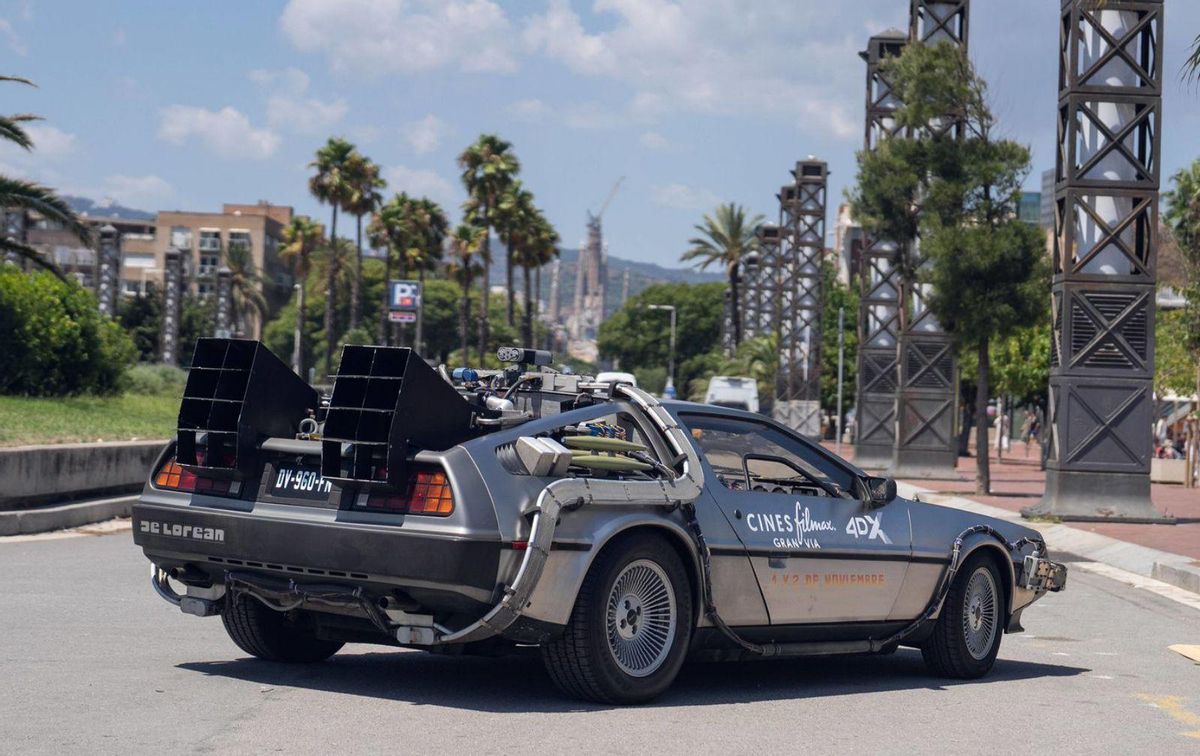 El DeLorean de ‘Retorn al futur’ es passeja per BCN El DeLorean de ‘Retorn al futur’ es passeja per BCN