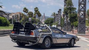 El DeLorean de ‘Retorn al futur’ es passeja per BCN