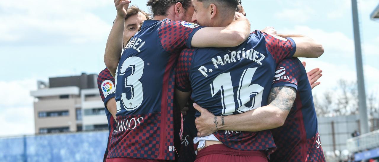 Los jugadores del Huesca se abrazan tras uno de los goles.