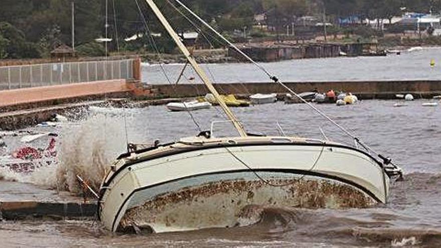 Barcos varados en Talamanca  y árboles caídos por el temporal