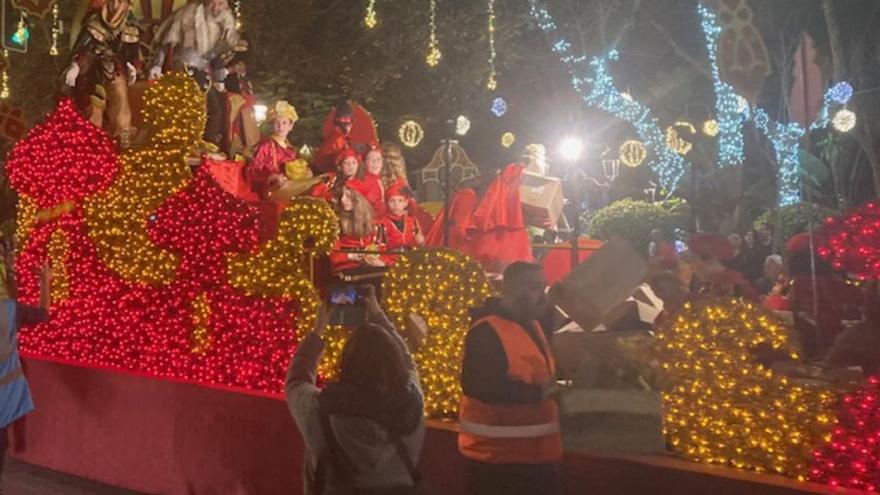 Uno de los Reyes Magos, en un momento de la cabalgata de Marbella.