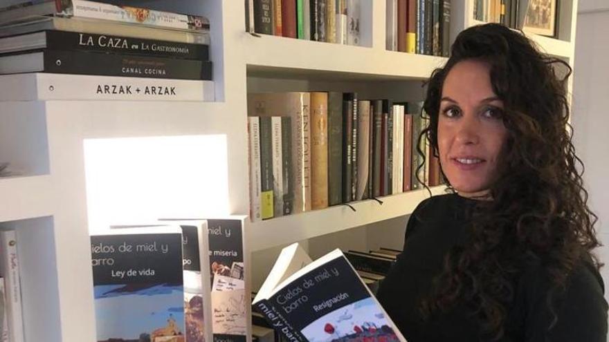 La escritora zamorana Inés Gestoso posa junto a su saga literaria.