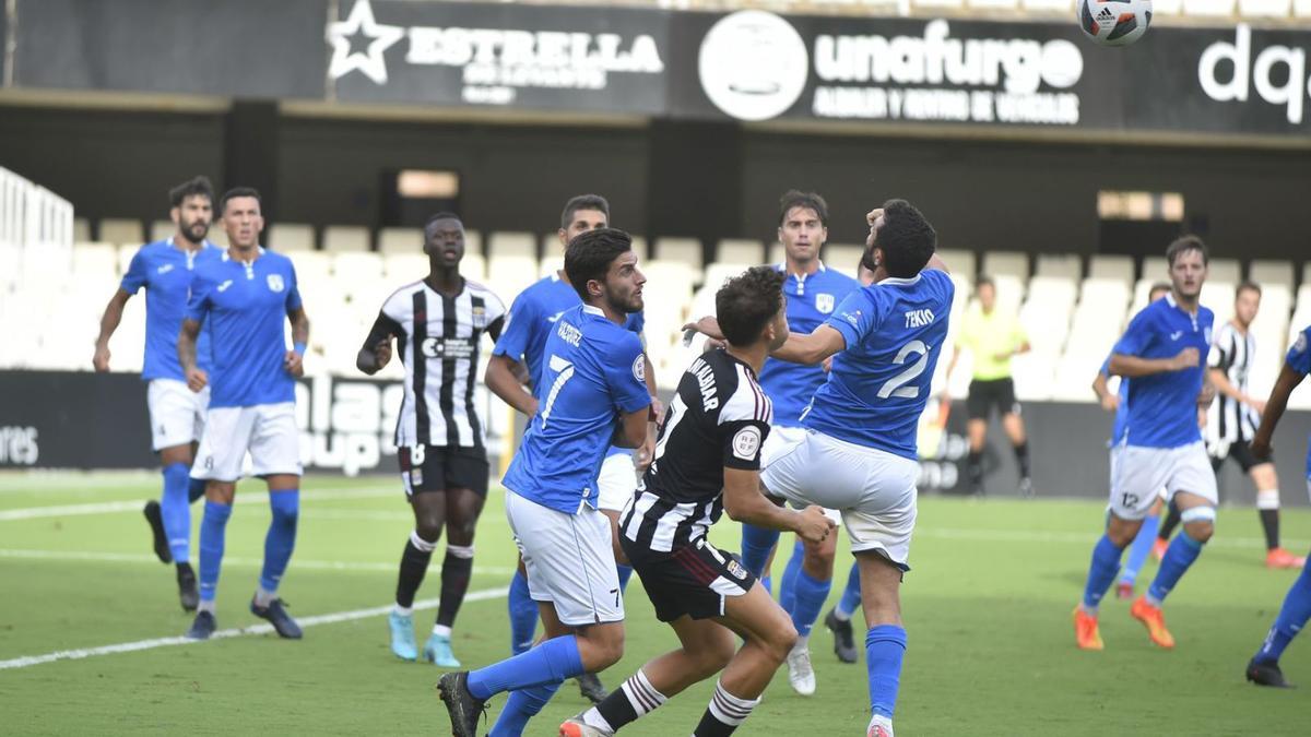 Jugadores de los dos equipos luchan por un balón dentro del área. | IVÁN URQUIZAR