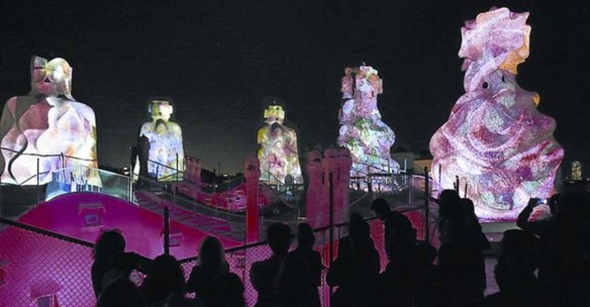Assaig de les projeccions sobre les singulars xemeneies i lluernes de Gaudí a la teulada de la Pedrera. Assaig de les projeccions sobre les singulars xemeneies i lluernes de Gaudí a la teulada de la Pedrera.