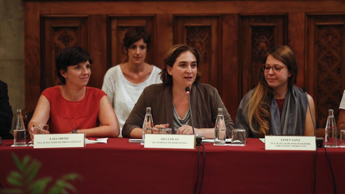 Ada Colau, flanqueada por Laia Ortiz (izquierda) y Janet Sanz, este martes en la comisión mixta sobre desahucios en el Ayuntamiento de Barcelona.