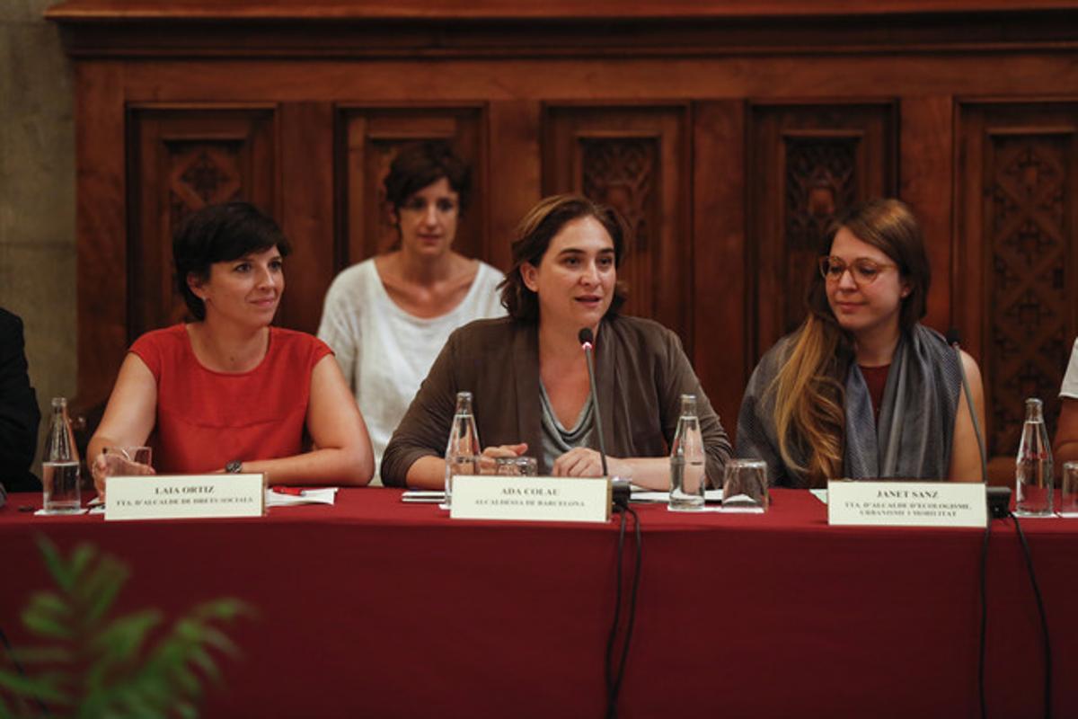 Ada Colau, flanquejada per Laia Ortiz (esquerra) i Janet Sanz, aquest dimarts en la comissió mixta sobre desnonaments a l’Ajuntament de Barcelona.