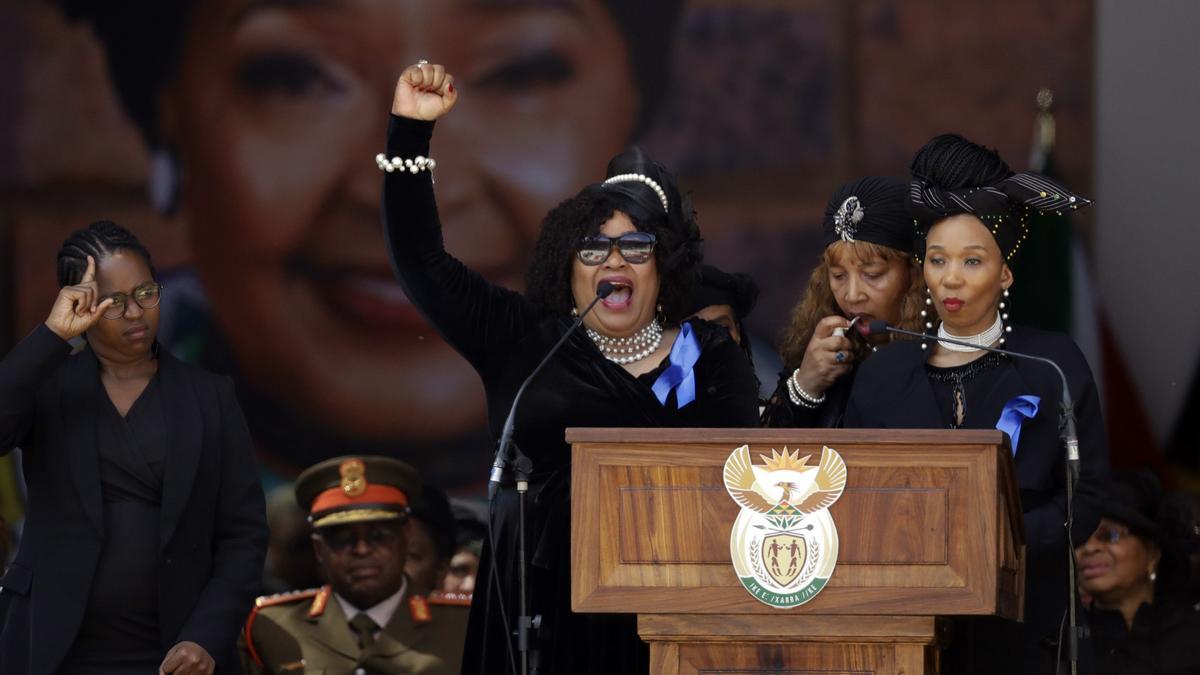 Zindzi Mandela durante el funeral de Winnie Madikizela Mandela