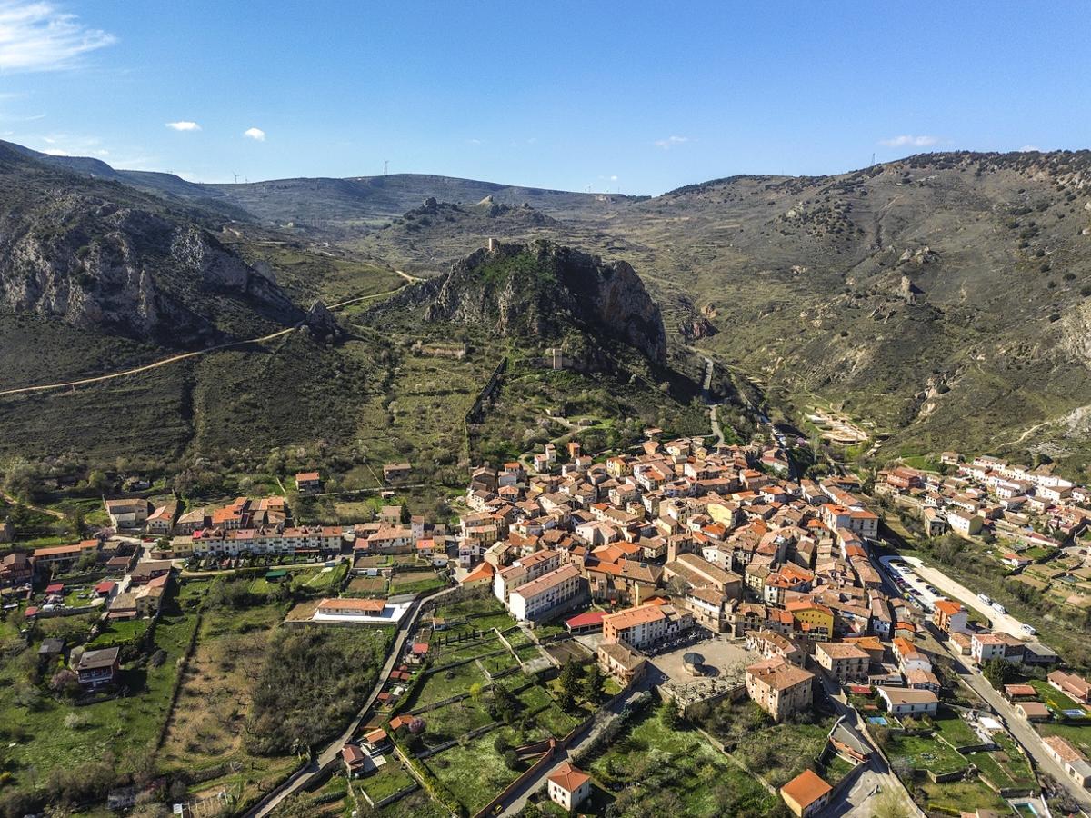 Castillo de Poza de la Sal es un antiguo pueblo de la provincia de Burgos, en Castilla y León, España