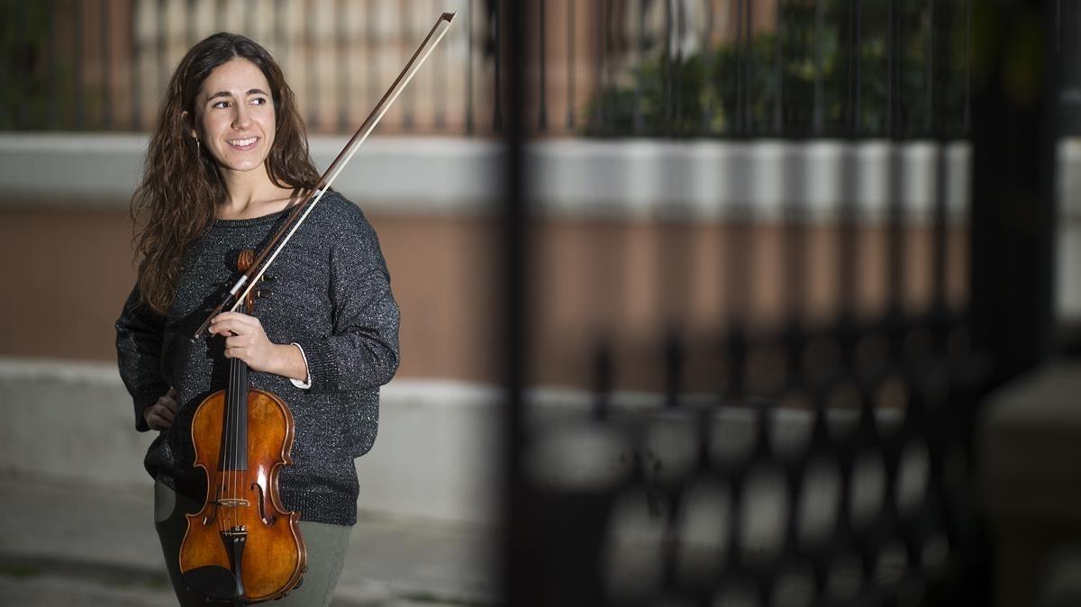 Ángela Zapata Dalmau, con su violín, en el pasaje de Méndez Vigo, donde estudia italiano.