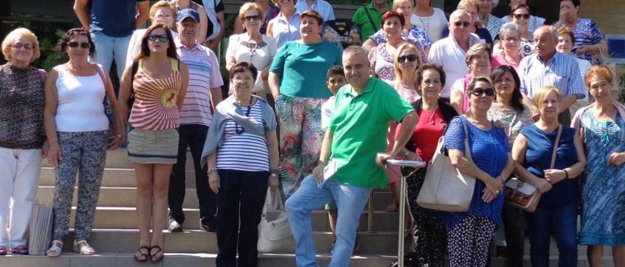 Foto de grupo de los pensionistas sorianos a las puertas de la residencia del Montepío.