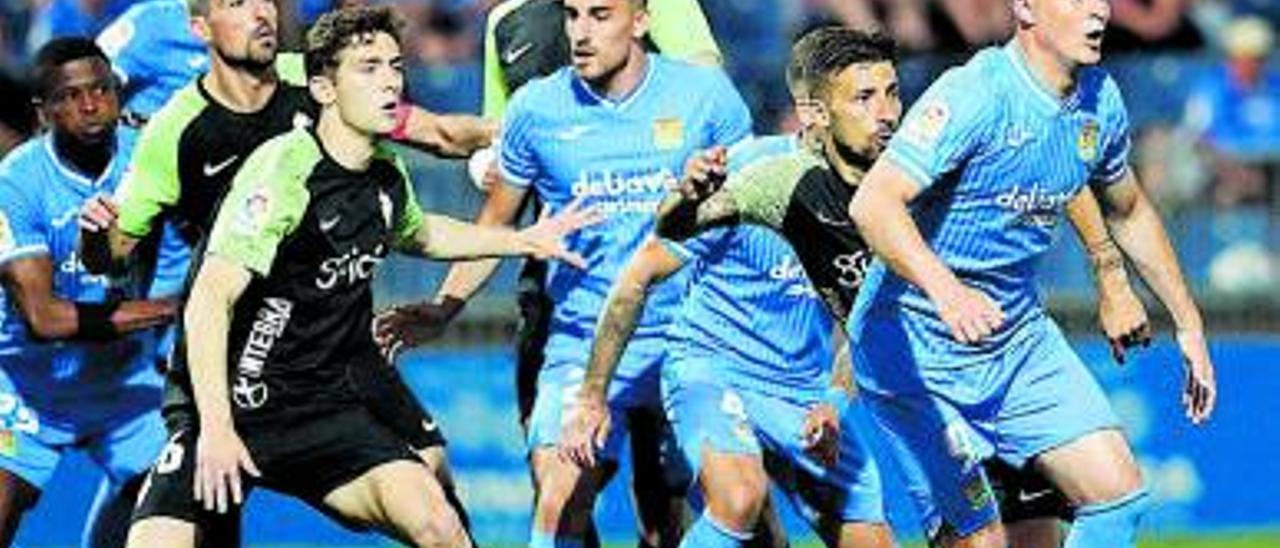 Borja, Gragera, Cristian Rivera y Aitor defienden una jugada a balón parado ante Bouldini, Pol Valentín, Sotillos y Zozulia. | Jesús Álvarez Orihuela