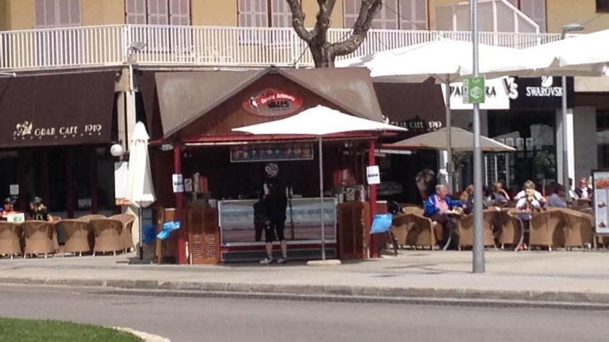 El quiosco de Helados Valls ubicado en la primera línea del Port de Pollença.