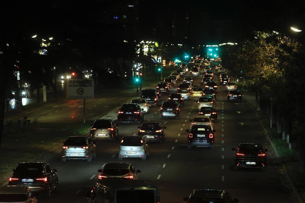 Tráfico intenso en la avenida del Cid.