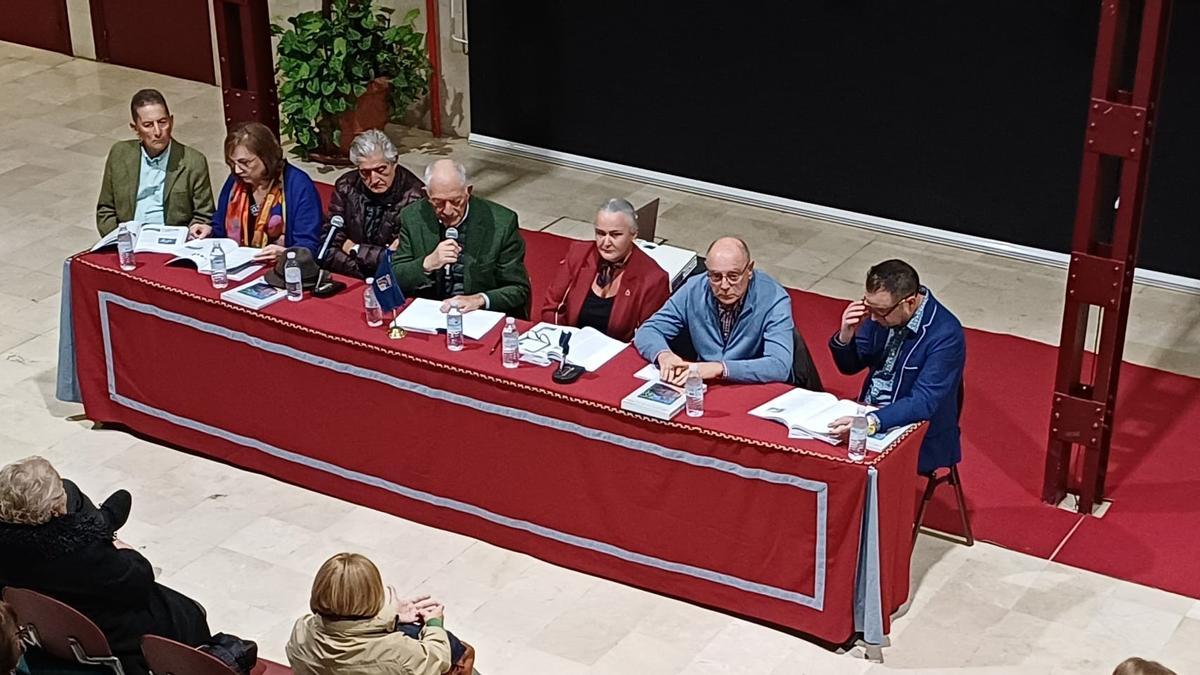 En la imagen, Rodríguez, con el micrófono, y la alcaldesa, Eva Pérez, a su lado, junto a los colaboradores de la revista.