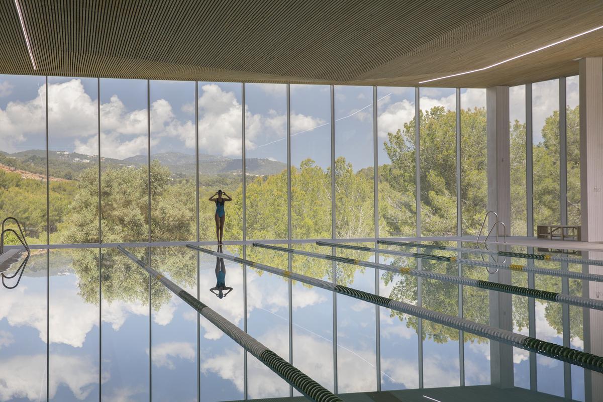 La piscina cubierta con vistas al bosque de Bellver y a la Serra de Tramuntana.