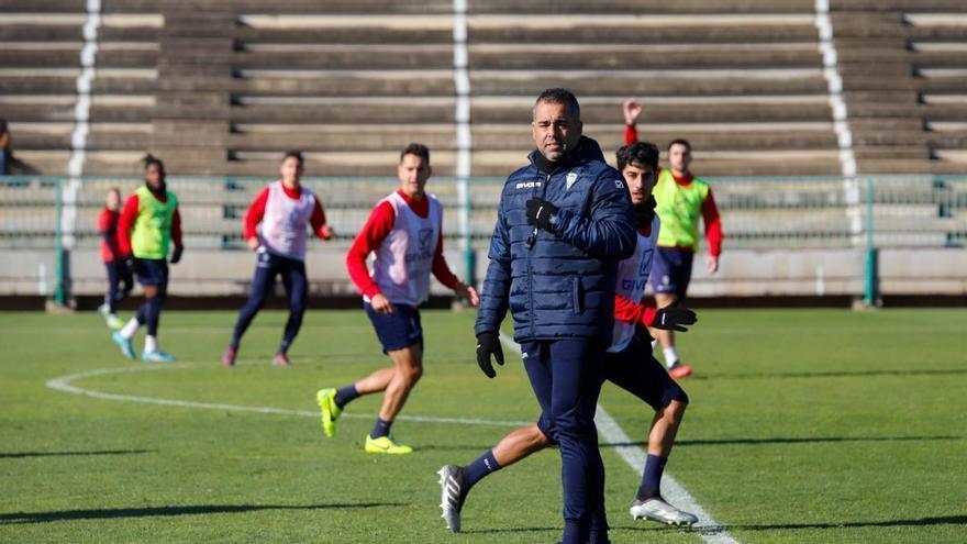 Germán Crespo sonríe durante un entrenamiento del Córdoba CF.