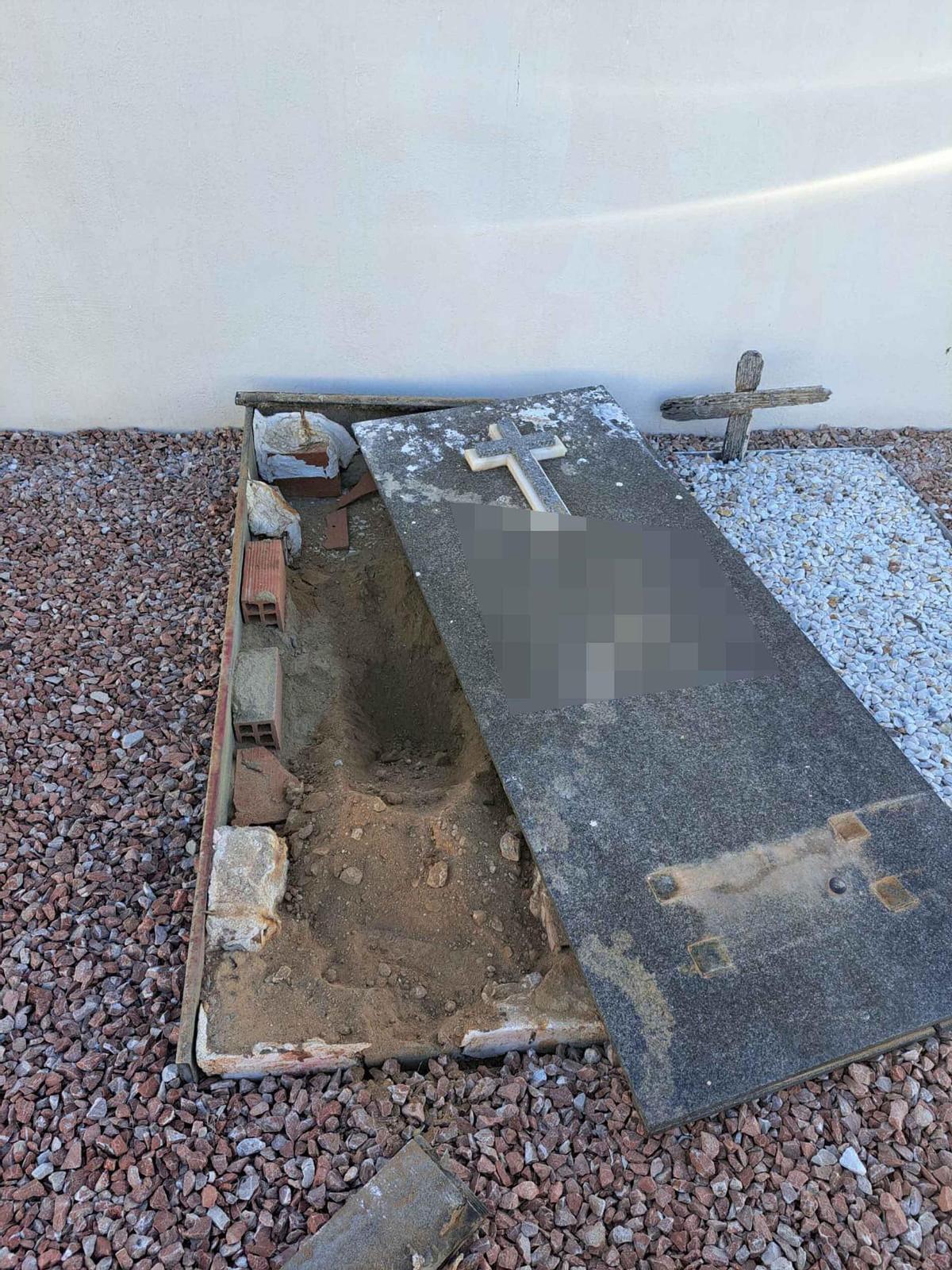 Lápidas levantadas y nichos destrozados por vandalismo en el cementerio de Tabarca