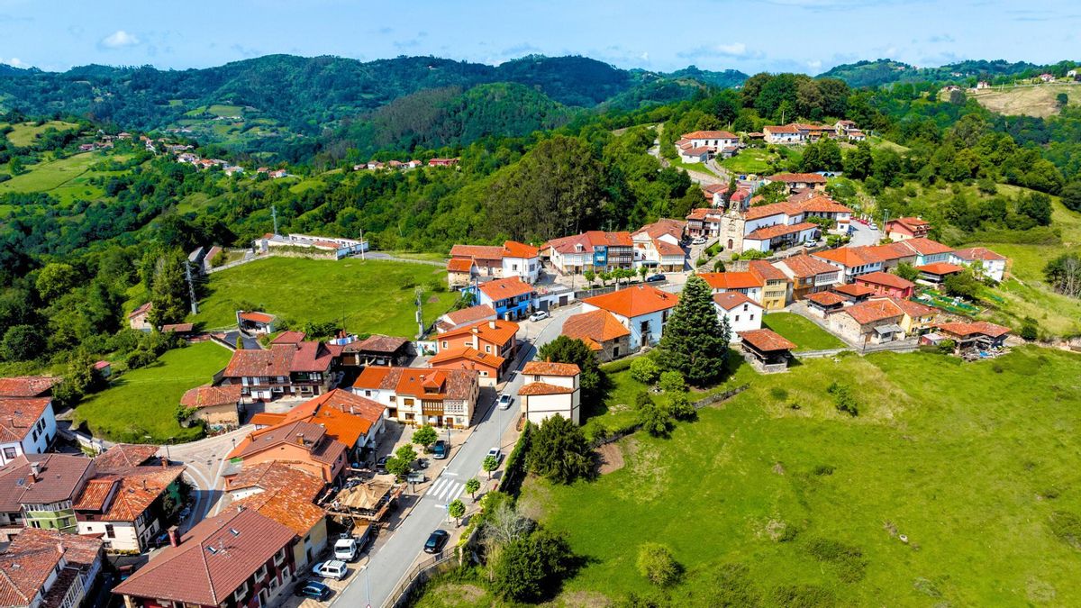 El pueblo de Asturias con la ruta de senderismo definitiva: está considerado uno de los más bonitos de España