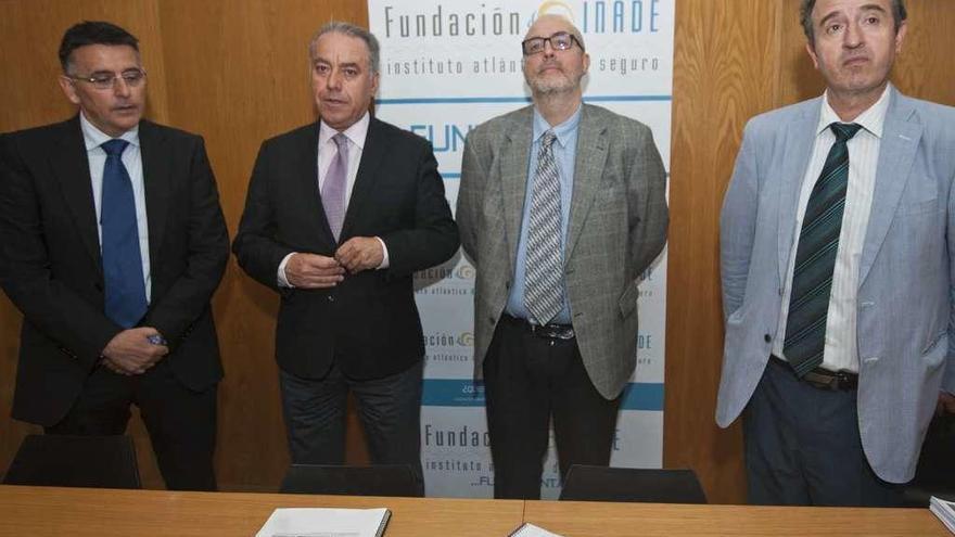 Responsables de Inade y Unespa, ayer en la Facultade de Económicas de A Coruña.
