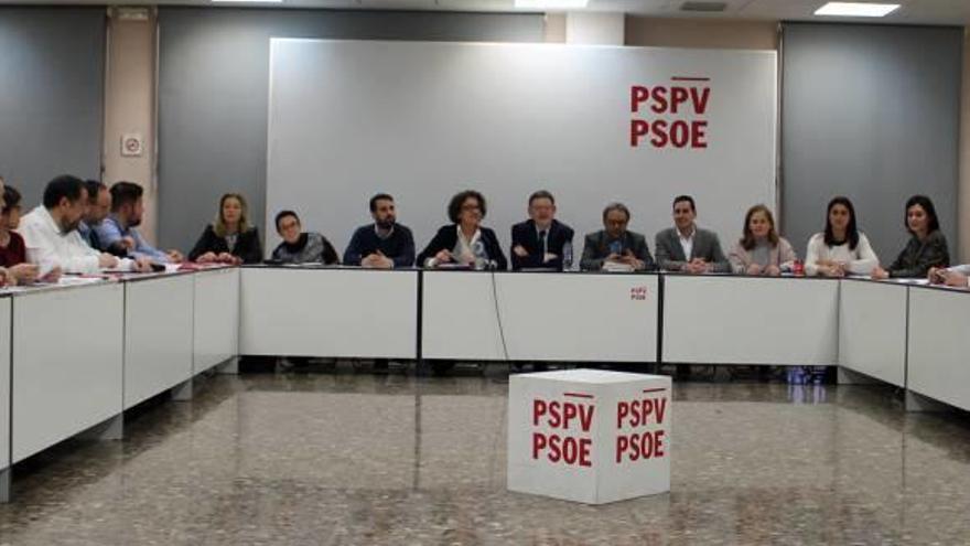 Una imagen de la reunión que los socialistas valencianos celebraron anoche en su sede.