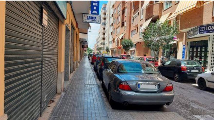 Calle del Mercado de Sant Joan con dos bandas de aparcamiento.