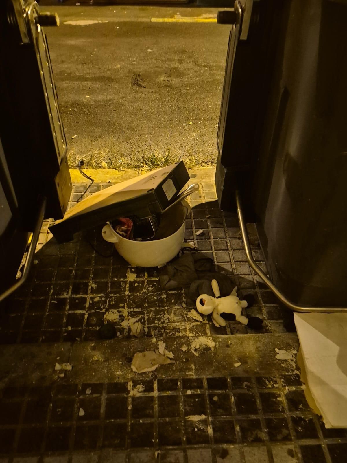 Suciedad en el barrio de Arenales, en Las Palmas de Gran Canaria