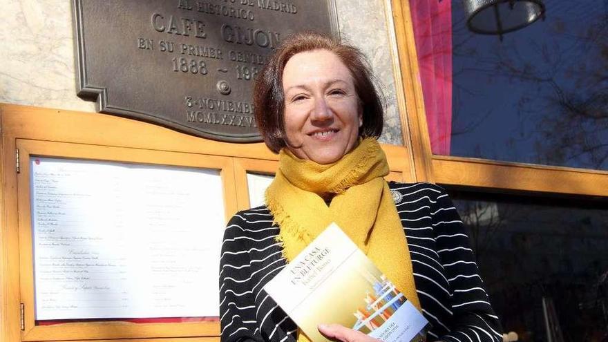 Isabel Bono, con su novela bajo el brazo, ayer a las puertas del Café Gijón.