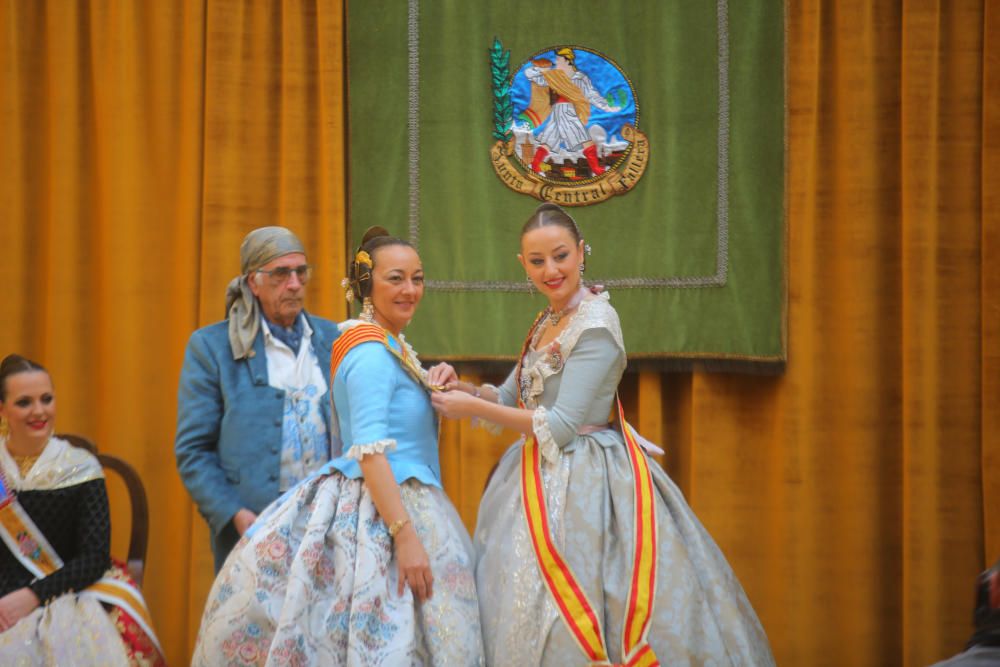 Intercambio de fotos con la fallera mayor e imposición de bunyols d'or