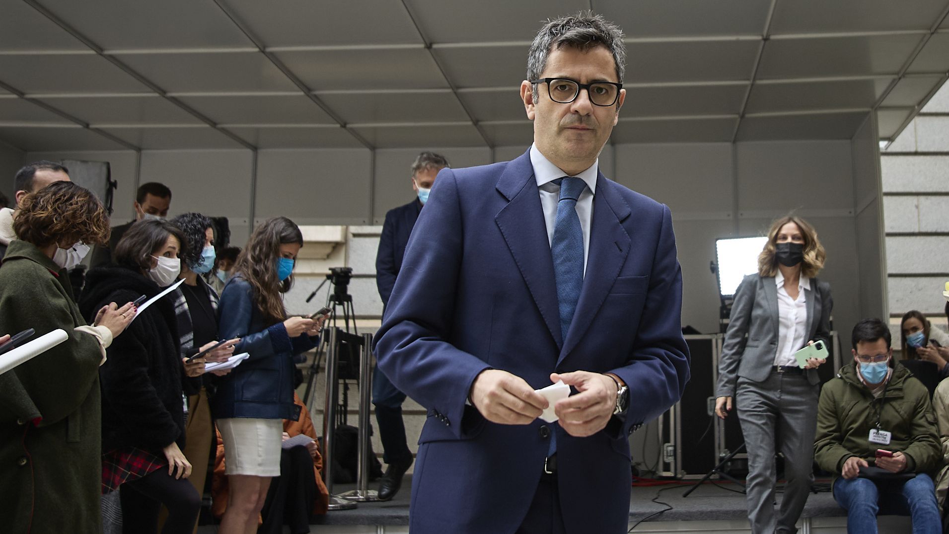 El ministro de la Presidencia, Félix Bolaños, a su llegada a una rueda de prensa al mismo tiempo que se celebra una sesión plenaria, en el Congreso de los Diputados, a 16 de marzo de 2022, en Madrid (España). El pleno está marcado, entre otros asuntos, por las preguntas de la oposición al Gobierno central sobre su gestión ante el agravamiento de la crisis económica como consecuencia del conflicto bélico de Ucrania. La sesión se celebra con la crisis interna del PP y los recientes cambios en el hemiciclo como telón de fondo. 16 MARZO 2022;CONGRESO;UCRANIA;DIPUTADOS;MADRID;GUERRA Jesús Hellín / Europa Press 16/03/2022