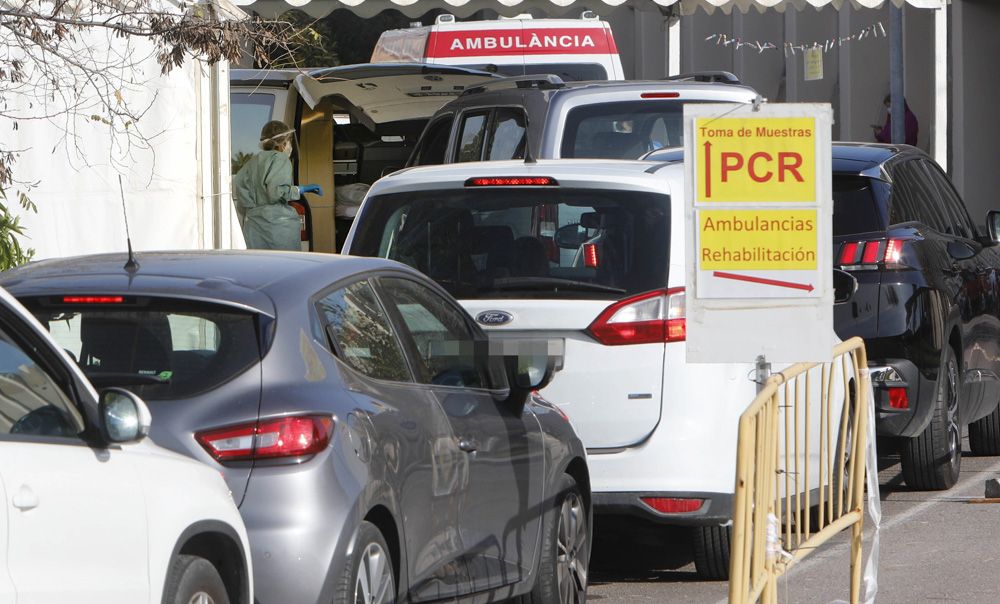 Colas para los test de Covid-19 en el Hospital de Sagunt, a las puertas de la Navidad.