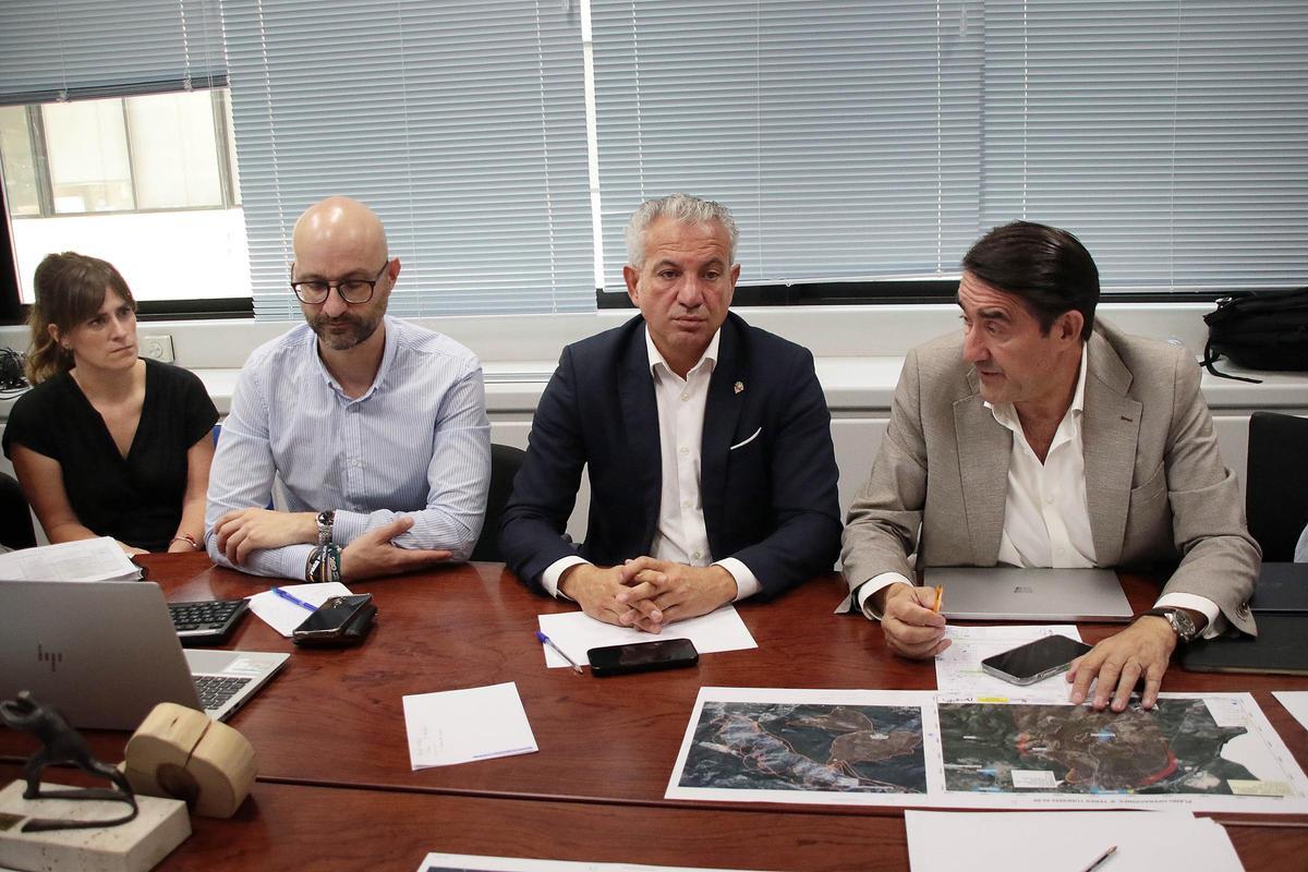 El consejero de Medio Ambiente, Juan Carlos Suárez_Quiñones preside la reunión del CECOPI en León.