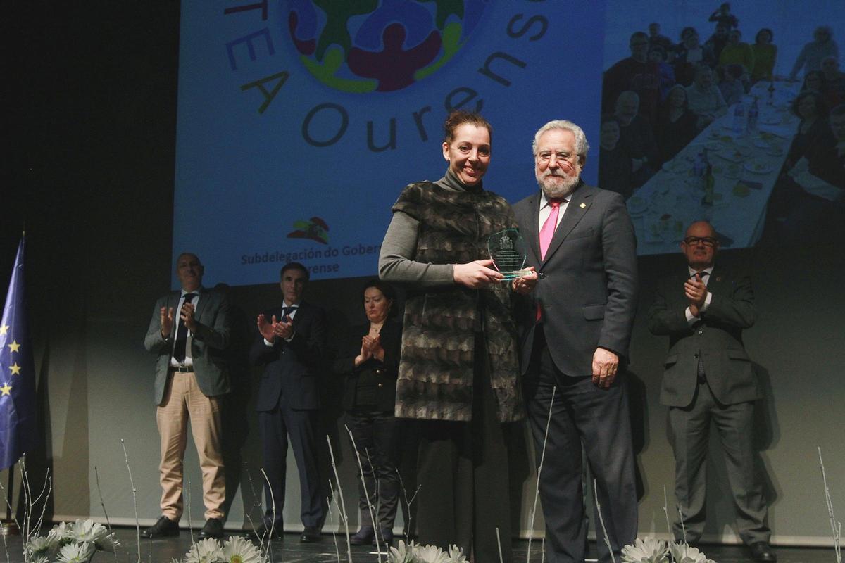 La presidenta de Por Eles TEA Ourense, Eva Guzmán, recogió la distinción para la entidad de manos del presidente del Parlamento de Galicia, Miguel Santalices.