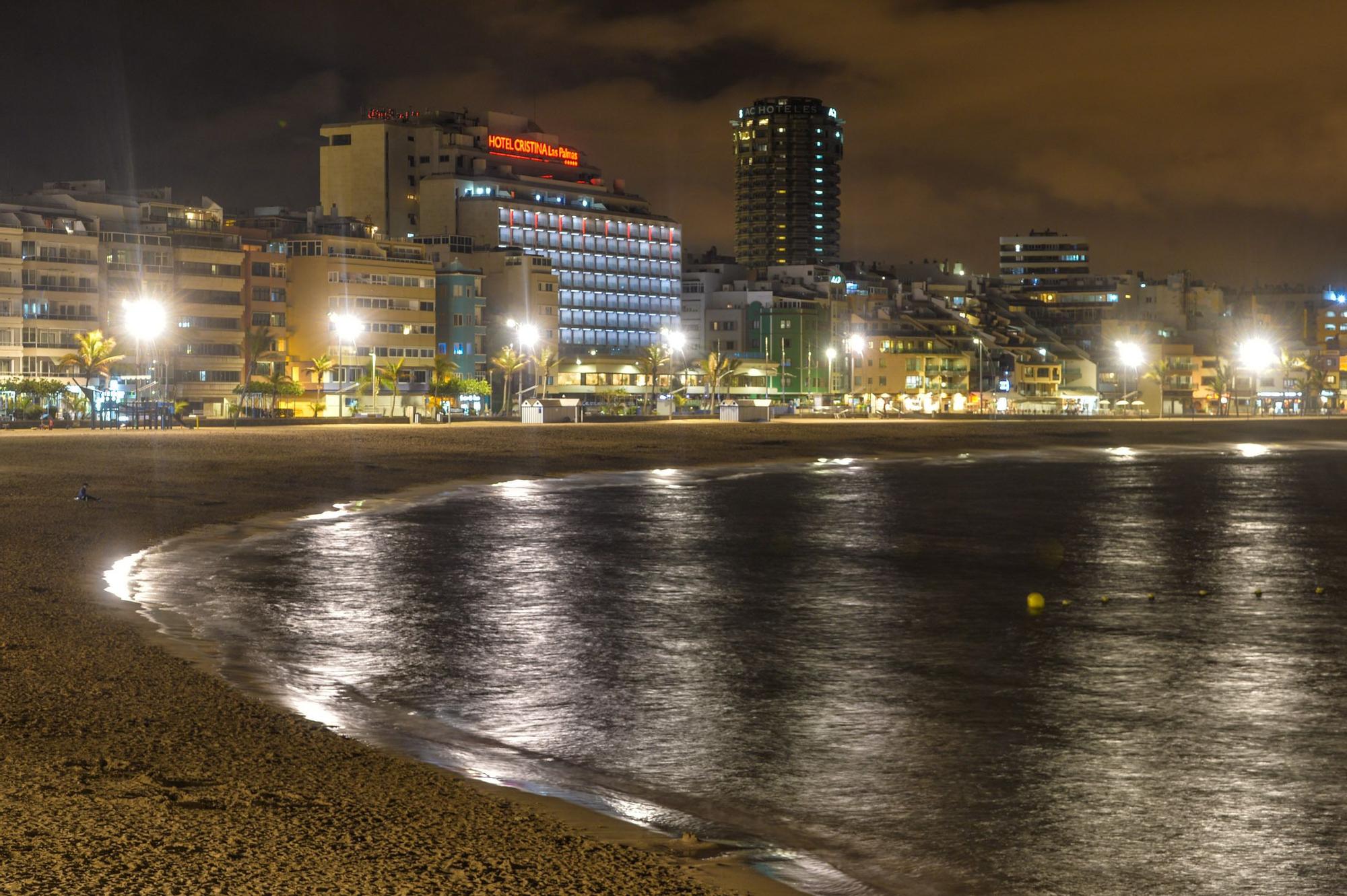 Ambiente previo al toque de queda en Las Canteras (9/05/2021)