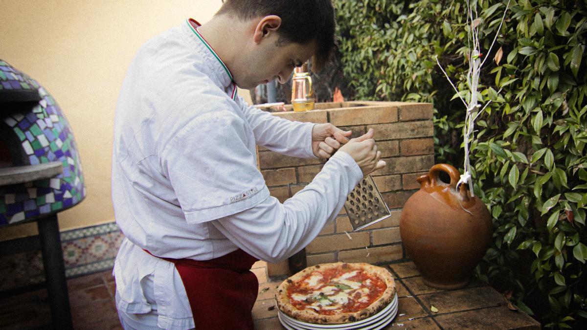 Eric Ayala, preparando una pizza.